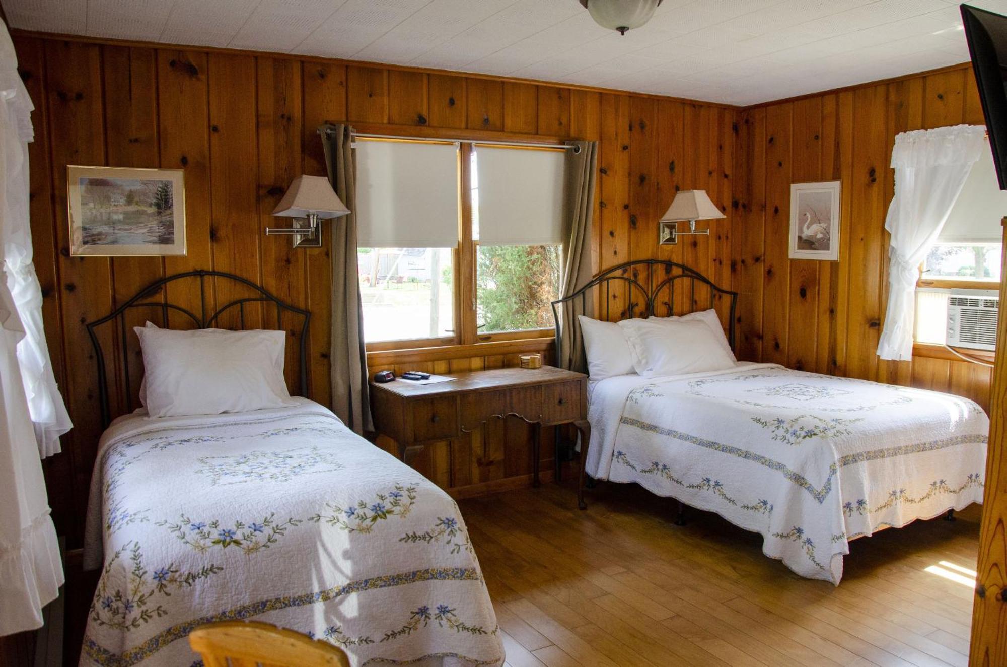 Ludington Blue Spruce Inn חדר תמונה