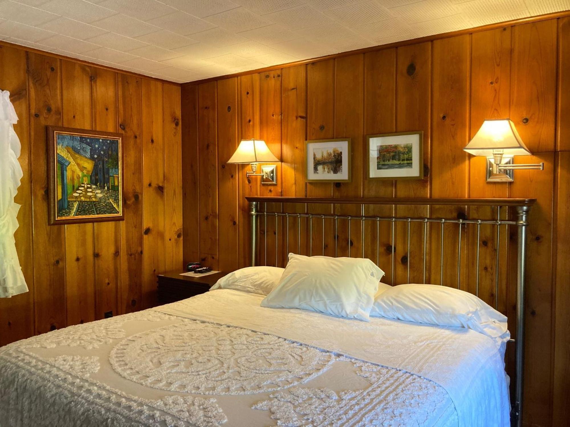 Ludington Blue Spruce Inn מראה חיצוני תמונה