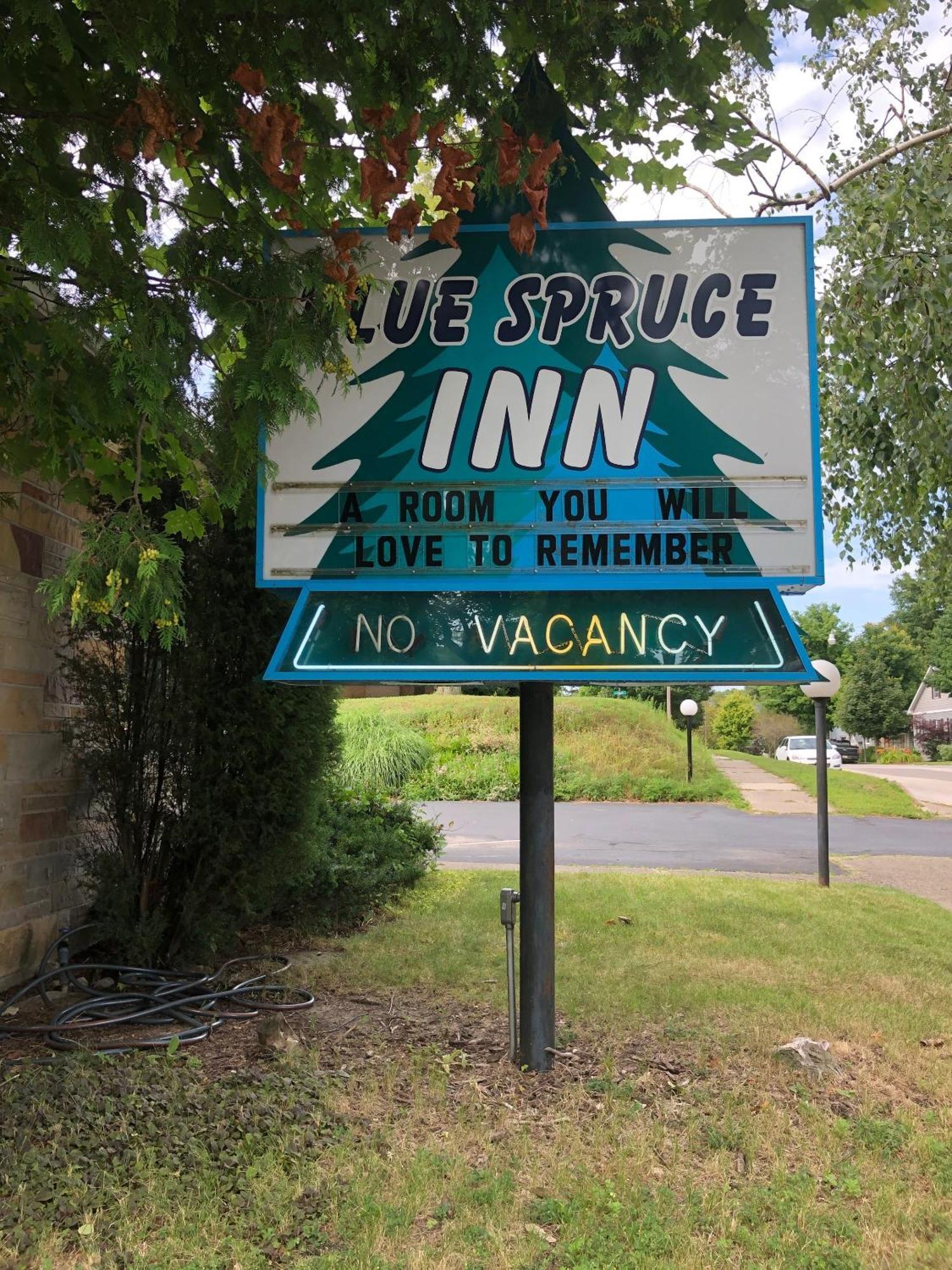 Ludington Blue Spruce Inn מראה חיצוני תמונה
